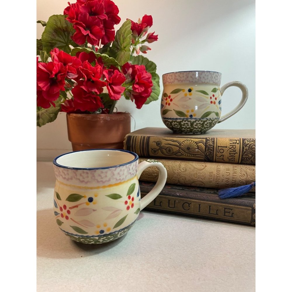 Pair Temptations Old Word Coffee Tea Mugs 12oz Green